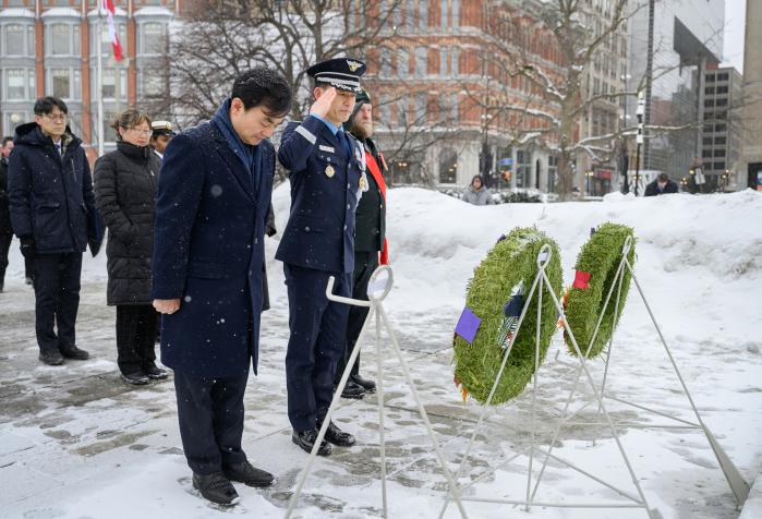 안규백 장관이 25일(현지시간) 국방장관회담에 앞서 캐나다 국립전쟁기념비를 찾아 헌화한 뒤 묵념하고 있다. 국방부 제공