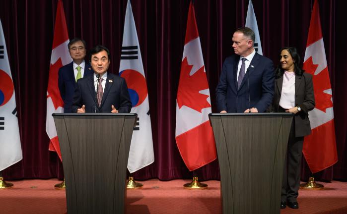 안규백(왼쪽) 국방부 장관이 25일(현지시간) 캐나다 오타와에서 열린 제2차 한·캐나다 외교·국방(2+2) 장관회의 공동기자회견에서 발언하고 있다. 국방부 제공