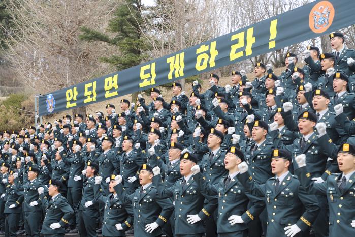 지난달 27일 육군특수전학교 연병장에서 열린 특전부사관 262기 임관식에서 신임 부사관들이 특전부대 신조를 제창하고 있다. 부대 제공