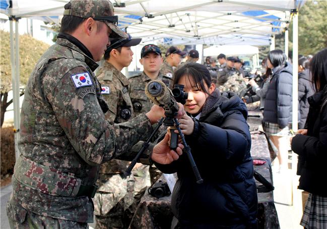 육군1군단 특공연대 병영체험에 참가한 하나고 학생이 교관 지도 아래 저격소총을 조준해 보고 있다. 부대 제공