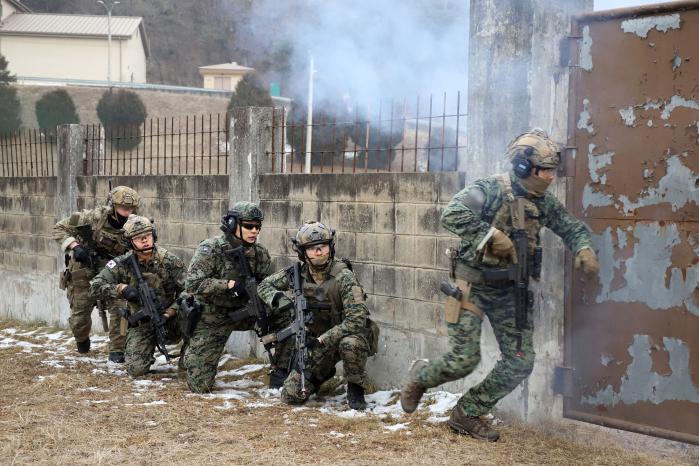 한미 장병들이 연합·합동 교환훈련의 하나로 소부대 전투기술을 숙달하고 있다. 사진 제공=박효남 상사