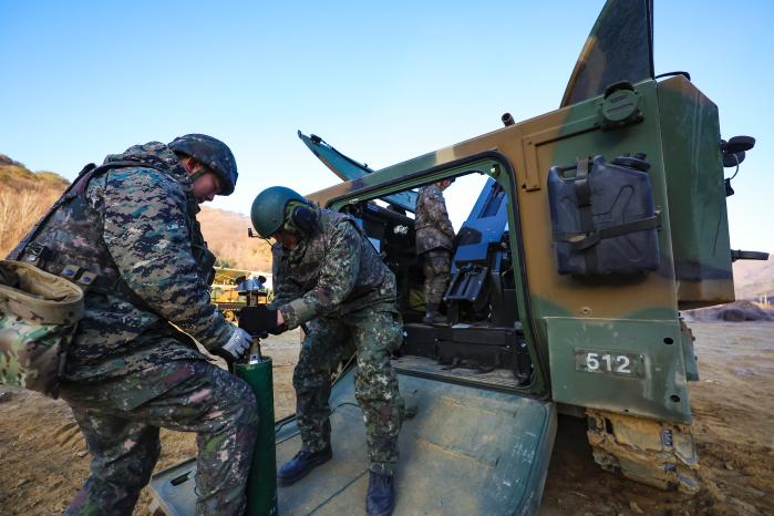 육군20기갑여단 마루대대 장병들이 지난달 25일 강원 홍천군 매봉산훈련장에서 120㎜ 자주박격포 비격 사격훈련을 하고 있다.