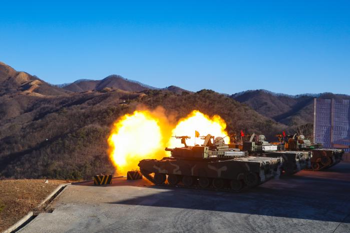 육군20기갑여단 마루대대 장병들이 K1E1 전차 사격 훈련을 하고 있다.