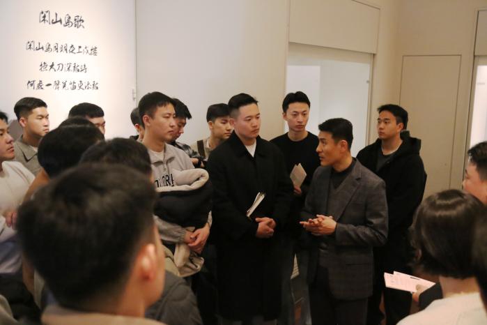 육군항공사령부 핵심전력 국가관 함양교육 참가자들이 국립중앙박물관 ‘우리들의 이순신’ 특별전을 관람한 뒤 신영욱(오른쪽 둘째) 정훈실장과 이순신 장군의 전략적 사고와 결단 리더십에 대해 의견을 나누고 있다. 부대 제공