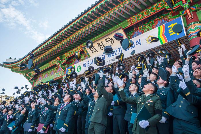 육군사관학교가 지난달 27일 화랑연병장에서 거행한 82기 졸업식에서 졸업생들이 정모를 높이 던지며 졸업을 자축하고 있다. 부대 제공