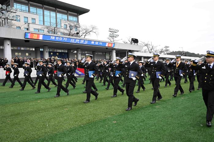 지난달 27일 해군사관학교 연병장에서 열린 해군사관학교 제80기 사관생도 졸업식에서 사관생도들이 분열하며 경례하고 있다. 해군 제공