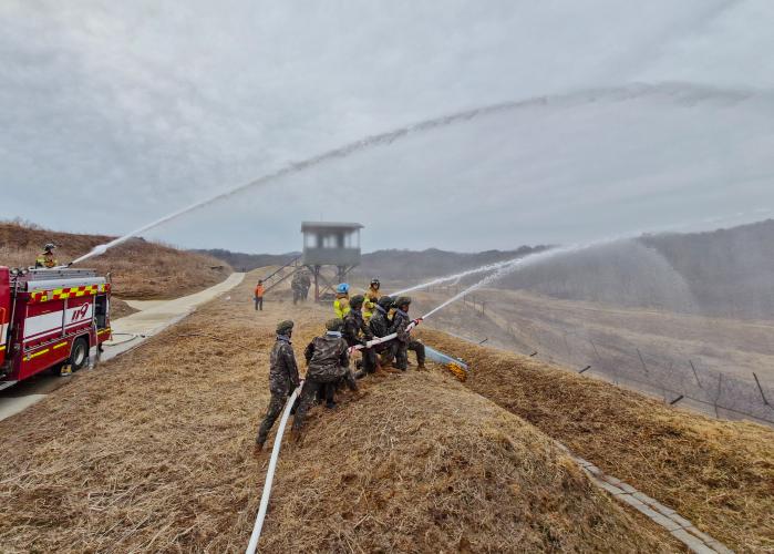 육군1보병사단 육탄여단 장병들이 지난달 26일 DMZ 산불 발생 상황을 가정해 파주소방서 측과 함께 산불진화 상황조치훈련을 하고 있다. 부대 제공