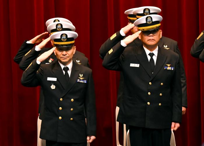 지난달 27일 해군항공사령부 경연관에서 열린 부사관 전역식에서 김덕선(왼쪽) 원사와 이태훈 상사가 부대원들의 경례를 받고있다. 부대 제공