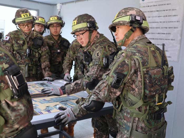 김지면(맨 오른쪽) 사단장을 비롯한 육군32보병사단 장병들이 지난달 26일 남세종 동원훈련장에서 예비군훈련 진행절차를 예비군 입장에서 직접 체험하고 있다. 부대 제공