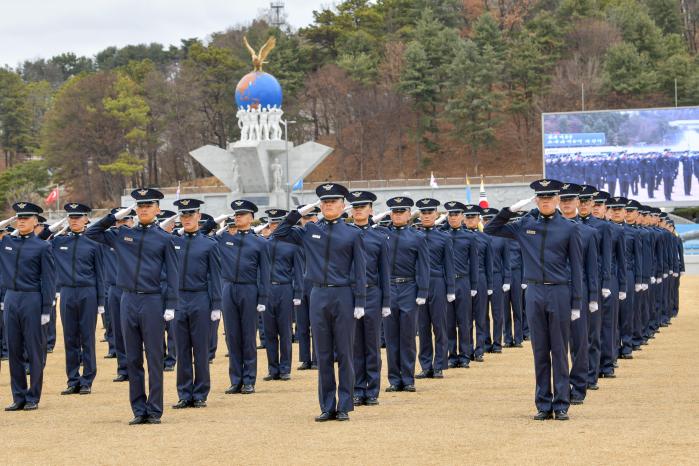 지난달 27일 공사 성무연병장에서 열린 78기 공군사관학교 사관생도 입학식에서 신입 생도들이 거수경례를 하고 있다. 부대 제공