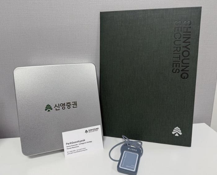 명함과 사원증, 웰컴키트, 임명장.