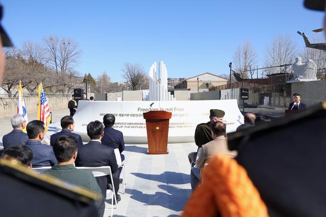 지난달 25일 서울 용산구 전쟁기념관에서 주한미군 전사자 추모시설 제막식이 열리고 있다. 전쟁기념사업회 제공