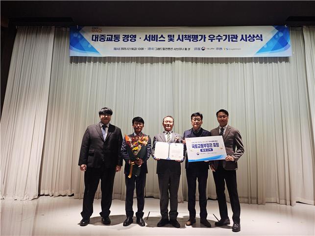 대한민국재향군인회 산하 중앙고속 관계자들이 대중교통 경영 및 서비스평가에서 2회 연속 고속버스 부문 최우수업체로 선정돼 국토교통부 장관 표창을 수상한 뒤 기념사진을 찍고 있다. 중앙고속 제공