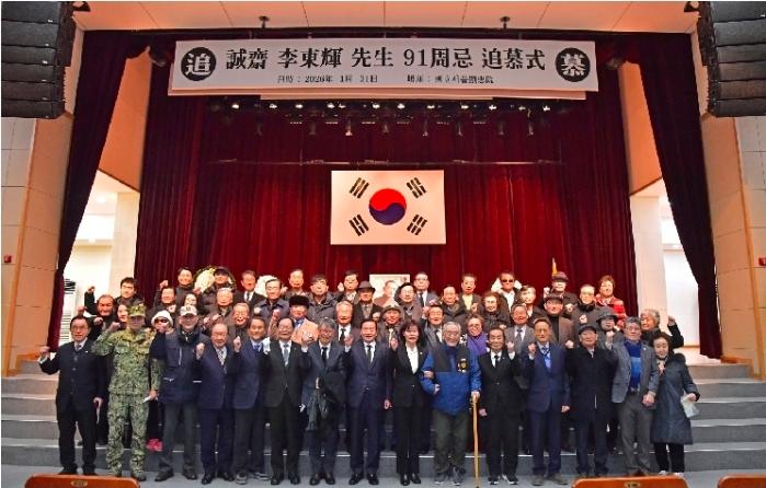 성재 이동휘 선생 91주기 추모식 참석자들이 기념사진을 찍고 있다. 3사총동문회 제공