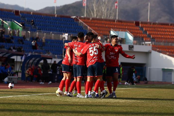 김천 상무 FC 선수들이 지난달 28일 포항스틸러스와의 홈경기에서 선제골을 넣은 뒤 세리머니를 하고 있다.  사진=김천 상무