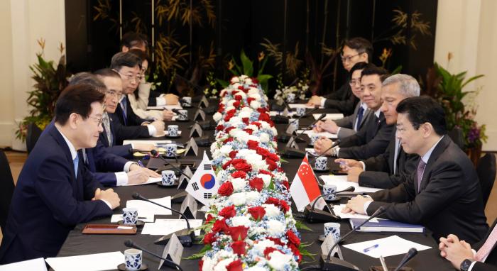 이재명 대통령과 로렌스 웡 싱가포르 총리가 2일 싱가포르 외교부 청사에서 정상회담을 하고 있다. 연합뉴스