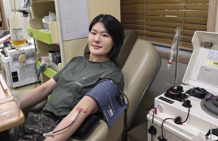 병과특기 번호에 맞춰 헌혈 113회를 달성한 육군수도방위사령부 임혜원 상사(진). 사진=부대 제공