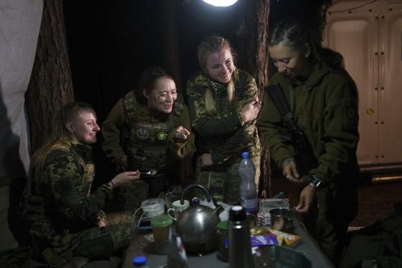 우크라이나 키이우 외곽 부차의 한 막사에서 ‘부차의 전투 마녀들’로 불리는 여성 대공방어부대원들이 대화를 나누고 있다. AP·연합뉴스