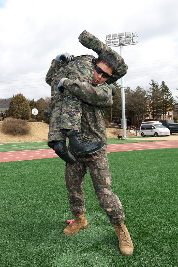 지난달 27일 열린 육군56보병사단 전투체력단련 경연대회에서 장병들이 전장순환운동 종목 중 탄통들기(윗쪽)와 환자 운반을 하고 있다.  이윤청 기자