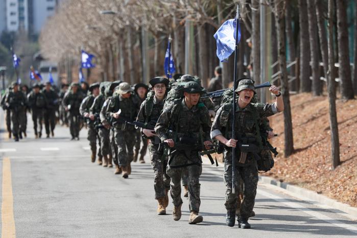 완전군장 상태로 급속행군 중인 장병들.