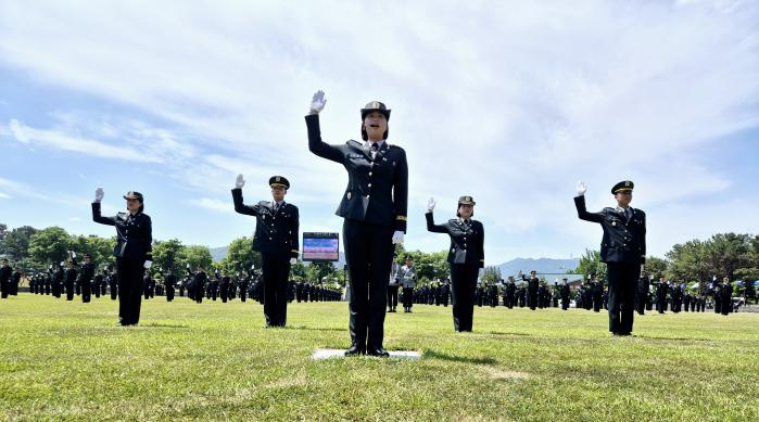 육군부사관학교에서 열린 양성 부사관 임관식에서 신임 부사관들이 임관선서를 하고 있다. 창설 75주년을 맞은 부사관학교는 군 전투력 발휘의 중추로서 앞으로도 최고의 전투전문가를 기른다는 방침이다.