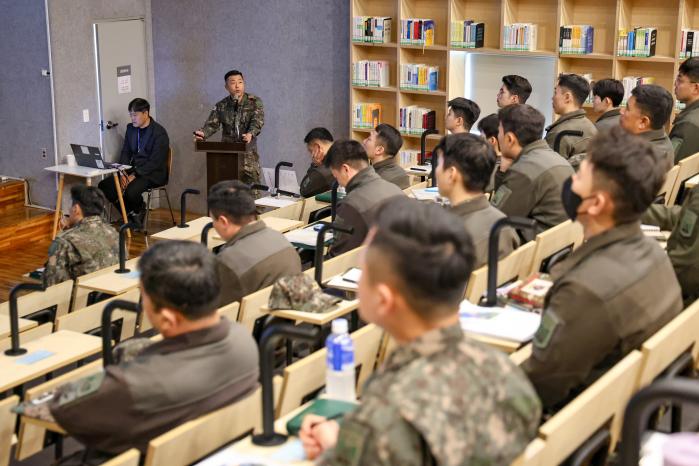 교관 역량 강화를 위한 회의가 열리고 있다.