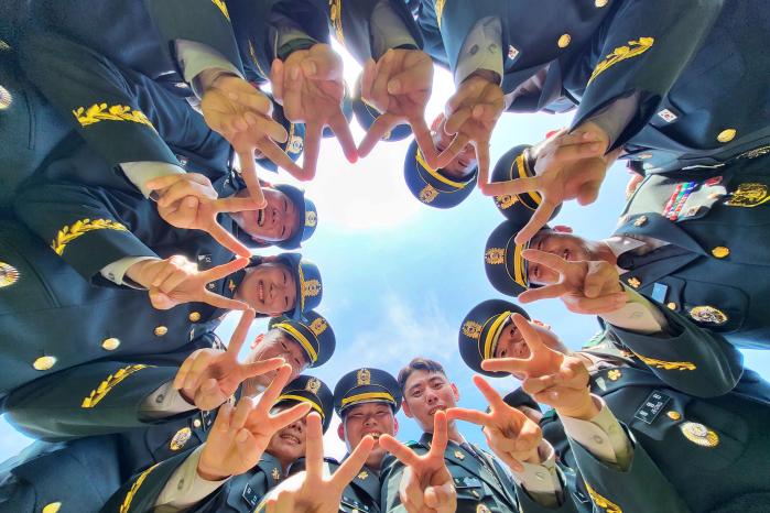 신임 부사관들이 기념사진을 찍고 있다.