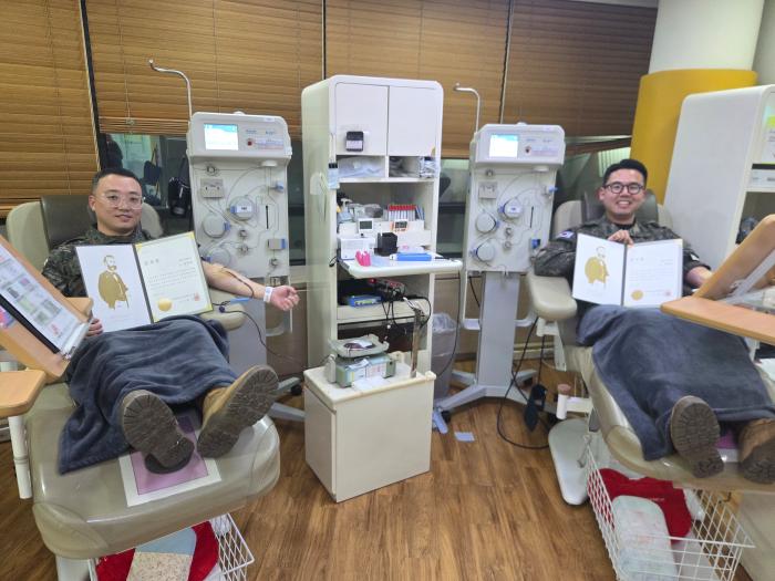 육군2군수지원여단 김준우(왼쪽) 소령과 송채근 대위가 그동안 모은 헌혈증을 강원혈액원에 기부한 뒤 헌혈하고 있다. 사진=부대 제공