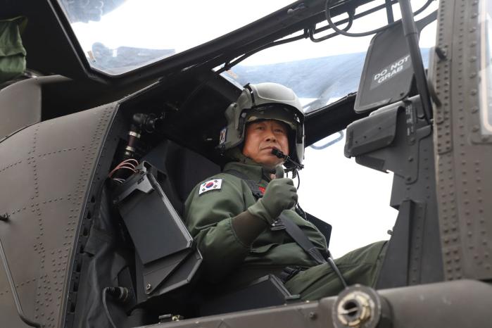 무사고 비행 9000시간 대기록을 달성한 육군항공사령부 고홍석 준위. 부대 제공