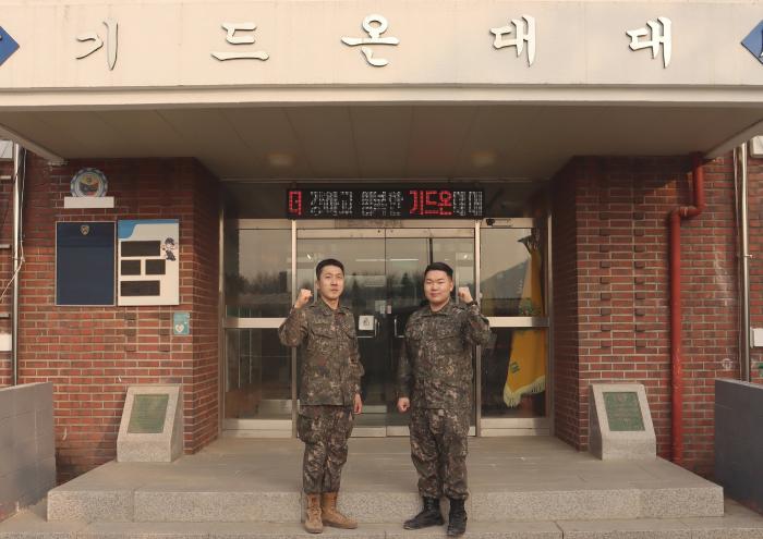 정류장 인근에서 발생한 화재를 진압한 육군수도기계화보병사단 기드온대대 김연상(오른쪽) 대위와 심영찬 중사. 사진=부대 제공