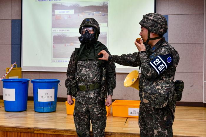 공군1전투비행단이 지난달 26일부터 3일까지 진행한 ‘기지방어·재난통제 교육’에서 부대 교관이 전투 장구 및 화생방 방독면 착용을 점검하고 있다. 사진 제공=원종준 일병