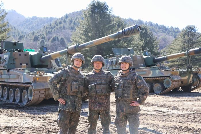 전역 전 휴가를 반납한 육군2포병여단 명성포병대대 임현진·최영수·권혁우 예비역 중사. 사진=부대제공