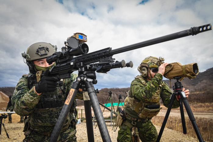 해병대 3특수수색대 장병이 경북 포항시 수성사격장에서 열린 저격수 합동훈련에서 공군 항공특수통제사(CCT)와 함께 평가사격을 하고 있다. 사진 제공=이유진 하사