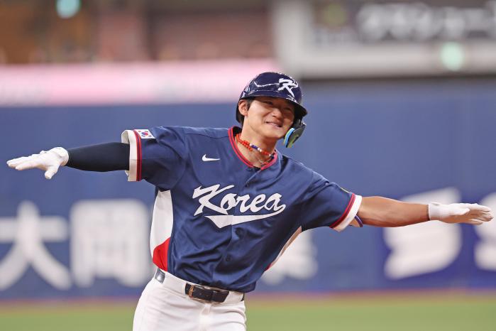 한국 야구 대표팀 김도영이 3일 일본 오사카 교세라돔에서 열린 일본 프로야구 오릭스 버팔로스와 월드베이스볼클래식(WBC) 평가전에서 2회초 3점 홈런을 친 뒤 세레머니를 하고 있다. 연합뉴스