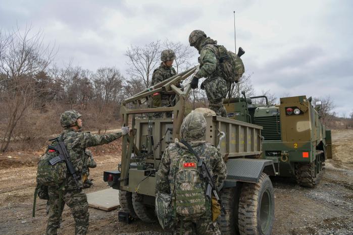 해병대군수단 상륙지원대대 공병지원중대 장병들이 중대급 전술훈련에서 미클릭(MICLIC) 지뢰지대 통로개척장비를 활용한 지뢰지대 개척 훈련을 하고 있다. 부대 제공