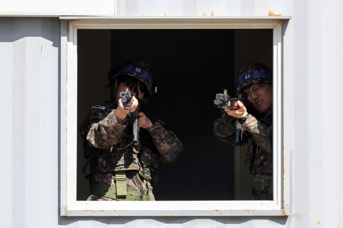 시가지전투교장에서 교전 중인 예비군들. 이윤청 기자