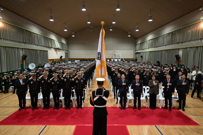 부산해군과학기술고등학교가 3일 교내 장국관에서 개최한 2026년 신입생 입학식에서 참석자들이 국기에 대한 경례를 하고 있다. 사진 제공=홍성민 중사