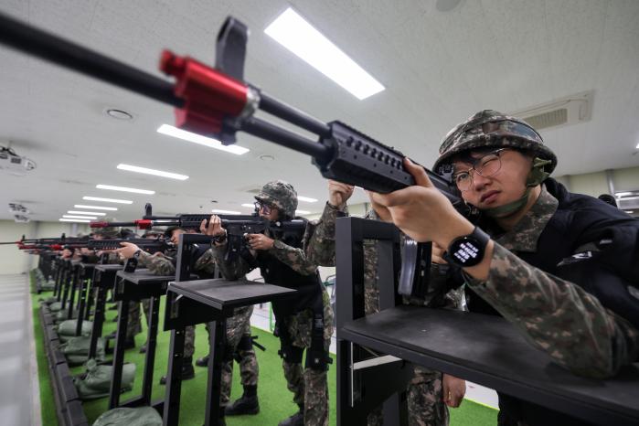 3일 경기 평택·오산 과학화예비군훈련장에서 육군51보병사단의 올해 첫 예비군훈련이 실시돼 예비군들이 영상 모의사격을 하고 있다. 사단은 오는 12월까지 계속되는 훈련을 더욱 실전적으로 전개해 예비군들이 지역 방위작전의 핵심 전력으로 거듭나도록 할 계획이다.  이윤청 기자