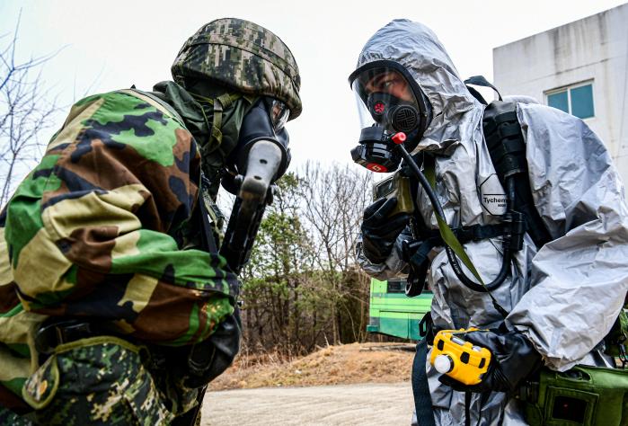 해병대2사단이 실시한 한미 연합 화생방훈련에서 장병들이 화생방 테러 상황에서 미상의 물체를 발견하고 생물학탐지기를 이용해 표본을 수집·평가하고 있다. 부대 제공
