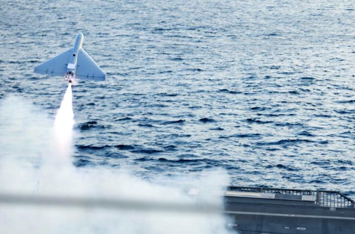 해상에서 발사되는 LUCAS 무인기. 필자 제공