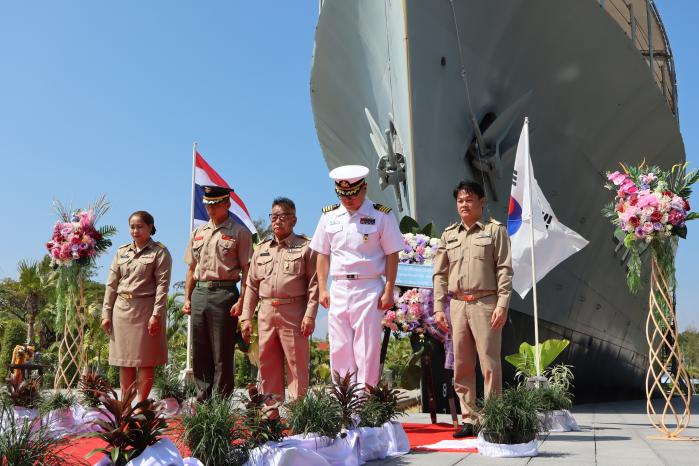 황상근(오른쪽 둘째) 코브라골드 훈련전대장이 3일 6·25전쟁에 참전했던 태국 쁘라세함 전시관을 찾아 헌화 후 묵념하고 있다. 부대 제공