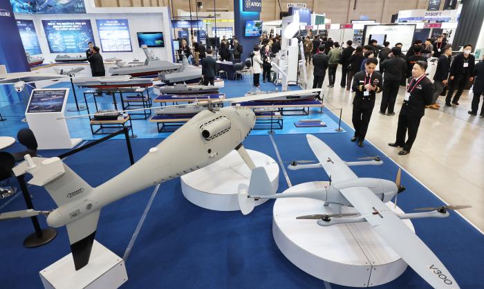 ‘DSK 2026(드론쇼 코리아)’이 열린 부산 해운대구 벡스코 제1전시장 해군 부스에서 관람객들이 다양한 드론 전투체계를 살펴보고 있다. 연합뉴스