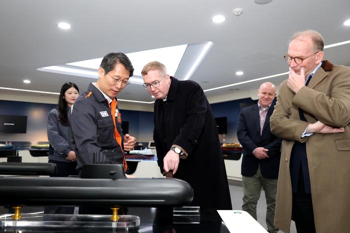 콜린 크룩스(가운데) 주한 영국대사가 정승균(왼쪽) 한화오션 특수선해외사업단장으로부터 CPSP 사업에 제안한 장보고-Ⅲ 배치-Ⅱ 잠수함 모형에 관한 설명을 듣고 있다. 한화오션 제공