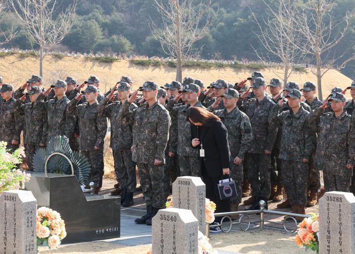 국방정신전력원 신임장교지휘참모과정 26-1기 교육생들이 4일 국립대전현충원 천안함46용사 묘역에서 경례하고 있다. 부대 제공