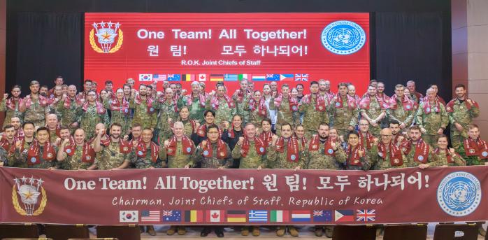 합동참모본부 주요 직위자들과 2026 FS연습에 참가한 유엔군사령부 증원요원들이 4일 우호증진 행사에서 기념사진을 찍고 있다. 합참 제공