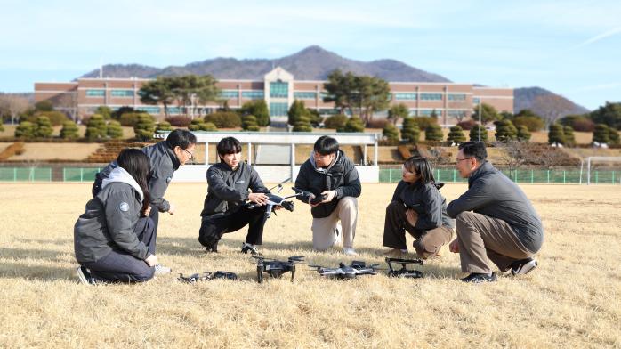 상무대근무지원단 콘텐츠제작센터 제작 실무자들이 드론 조종·촬영 방법을 숙달하고 있다. 사진 제공=강태오 군무주무관