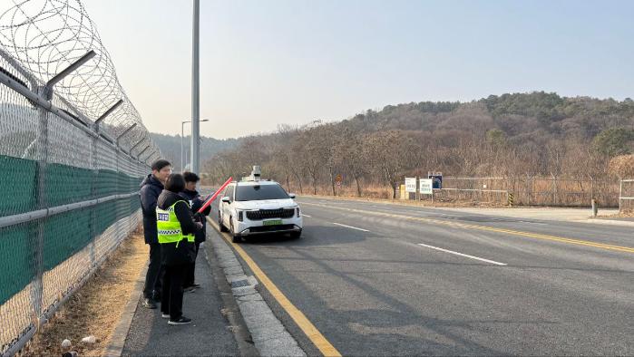 육군수사단 5광역수사단이 한국도로교통공단과 교통안전점검차량을 활용해 자운대 인근 도로에서 교통안전진단을 하고 있다. 부대 제공