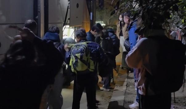 중동 엑소더스 4일(현지시간) 새벽 이집트 수도 카이로의 외국인 밀집 거주 지역인 마디의 빅토리아 광장 인근에 전쟁의 포화를 피해 국경을 넘은 이스라엘 체류 우리 국민과 동포, 단체관광객 등이 도착해 버스에서 짐을 찾고 있다. 연합뉴스