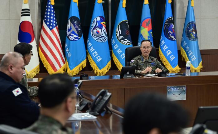 4일 손석락 공군참모총장이 오산기지 항공정보단에서 징후감시태세와 정찰자산 전력화 준비 현황 등 주요 업무를 보고받고 있다. 공군 제공
