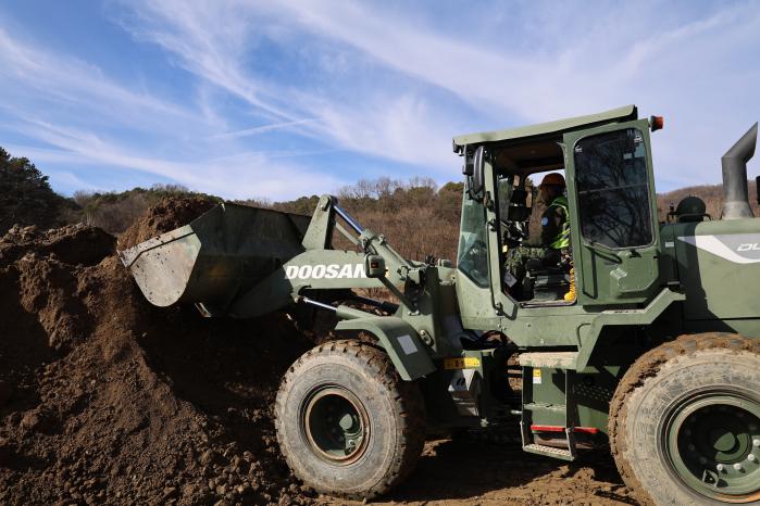 한빛부대 21진 공병대대 장병들이 대전 유성구 해외파병종합훈련장에서 주보급로 복구 훈련을 하고 있다. 부대 제공